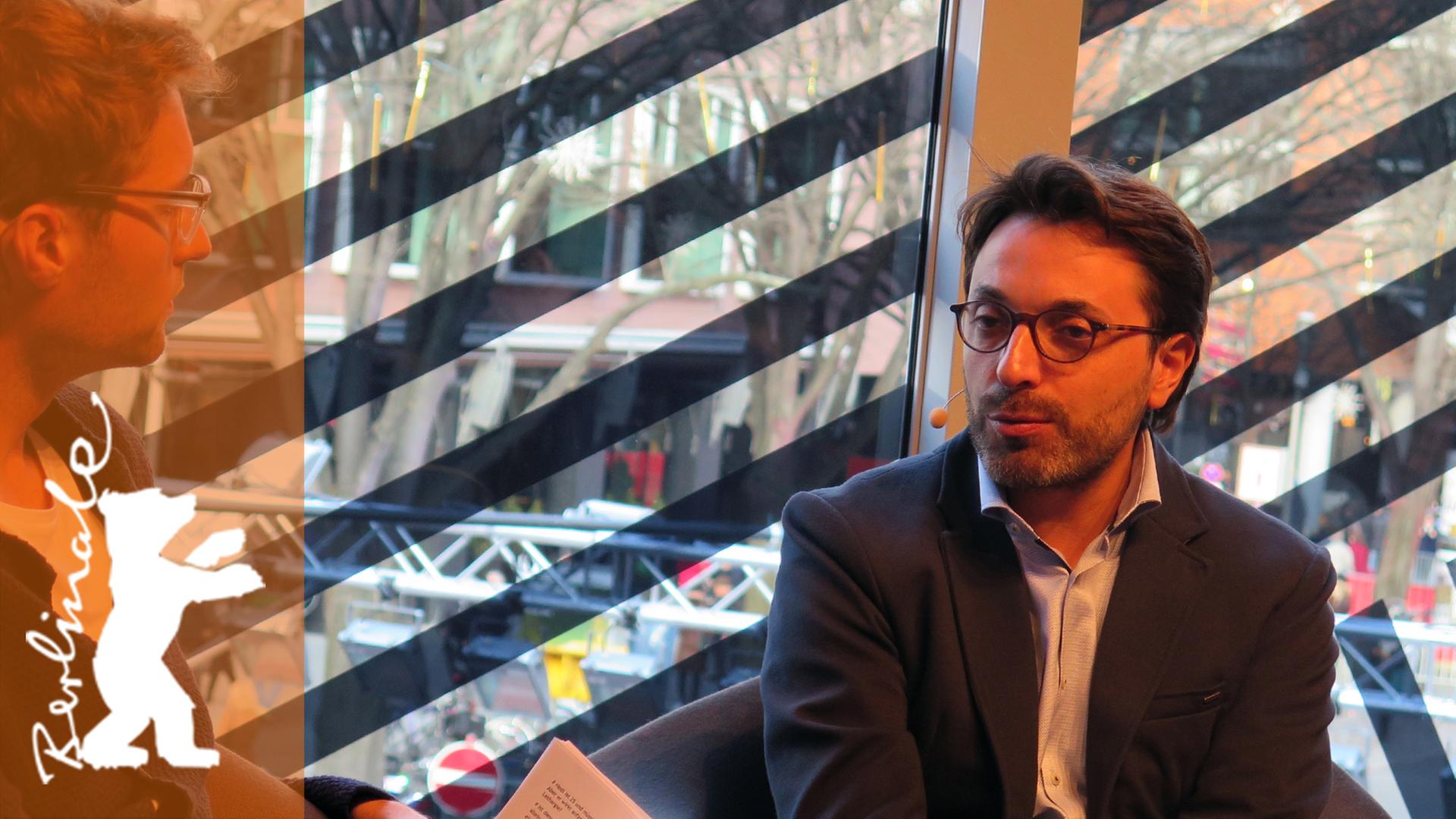 Regisseur Mohamed Ben Attia in der Berlinale-Lounge während unserer Sendung "Vollbild". Links im Bild: Patrick Wellinski. Regisseur Mohamed Ben Attia in der Berlinale-Lounge während unserer Sendung "Vollbild". Links im Bild: Patrick Wellinski.