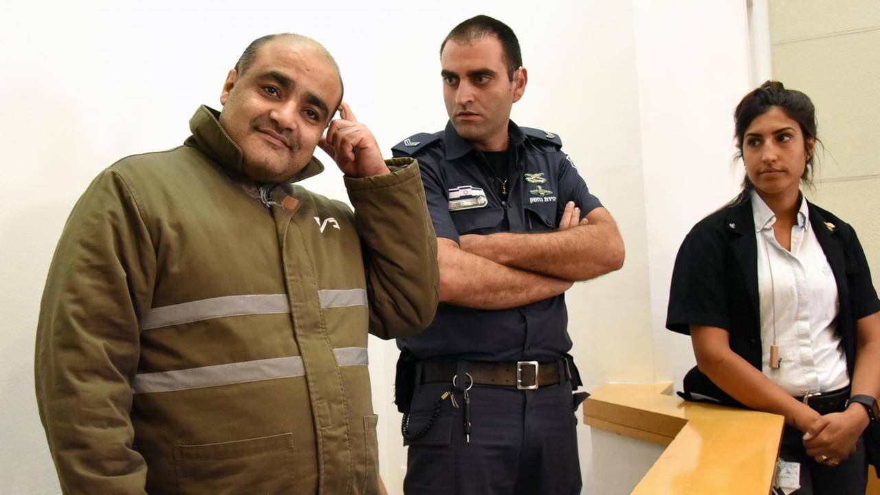 Muhammad Halabi (l.) vor Gericht in Beersheva in Süd-Israel.