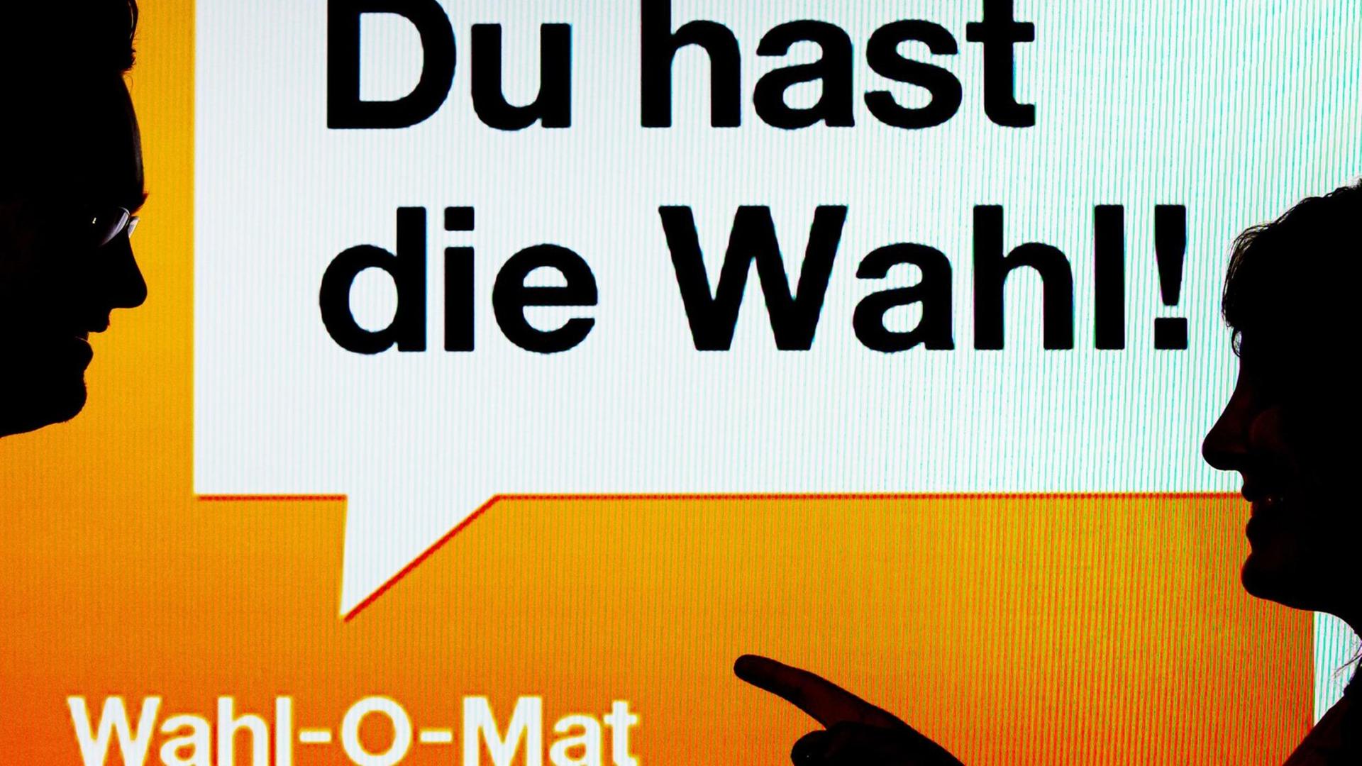Zwei junge Leute stehen vor einen Bildschirm mit der Aufschrift "Du hast die Wahl!" Zwei junge Leute stehen vor einen Bildschirm mit der Aufschrift "Du hast die Wahl!"