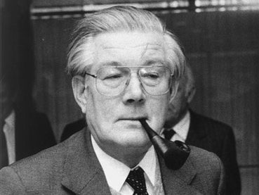 Der damalige BVerfG-Präsident Ernst Benda auf dem Weg zur Urteilsverkündung zur Volkszählung Der damalige BVerfG-Präsident Ernst Benda auf dem Weg zur Urteilsverkündung zur Volkszählung