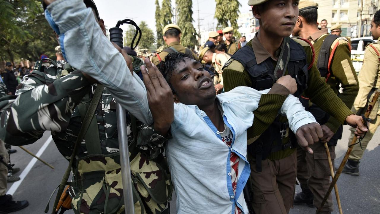 Ein Demonstrant wird von Polizisten weggetragen bei Protesten von Aktivisten indigener Organisationen gegen den Citizenship Amendment Act CAA, aufgenommen im Januar 2019 im indischen Dispur, Guwahati, Assam.