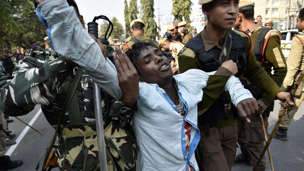 Ein Demonstrant wird von Polizisten weggetragen bei Protesten von Aktivisten indigener Organisationen gegen den Citizenship Amendment Act CAA, aufgenommen im Januar 2019 im indischen Dispur, Guwahati, Assam. Ein Demonstrant wird von Polizisten weggetragen bei Protesten von Aktivisten indigener Organisationen gegen den Citizenship Amendment Act CAA, aufgenommen im Januar 2019 im indischen Dispur, Guwahati, Assam.