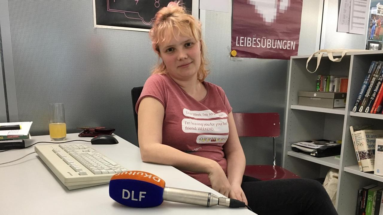 Alina Schwermer (taz) berichtet über Frauenfußball Alina Schwermer (taz) berichtet über Frauenfußball