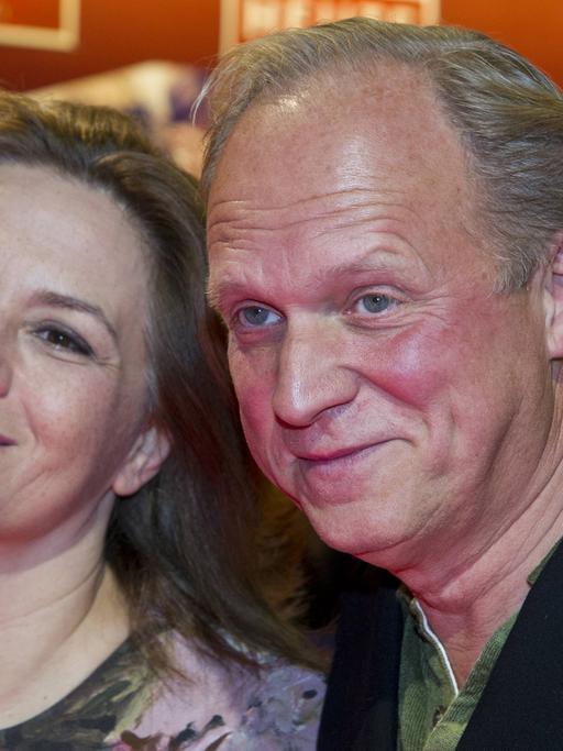 Die Schauspieler Martina Gedeck und Ulrich Tukur auf dem Roten Teppich in Essen: Dort haben sie am 10. Juni 2016 ihren Film "Gleißendes Glück" unter der Regie von Sven Taddicken vorgestellt.