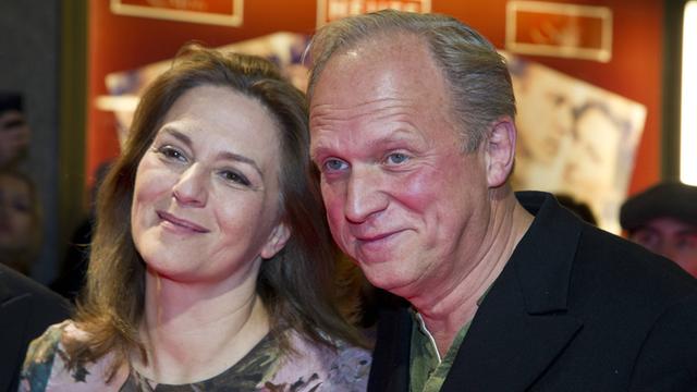 Die Schauspieler Martina Gedeck und Ulrich Tukur auf dem Roten Teppich in Essen: Dort haben sie am 10. Juni 2016 ihren Film "Gleißendes Glück" unter der Regie von Sven Taddicken vorgestellt.
