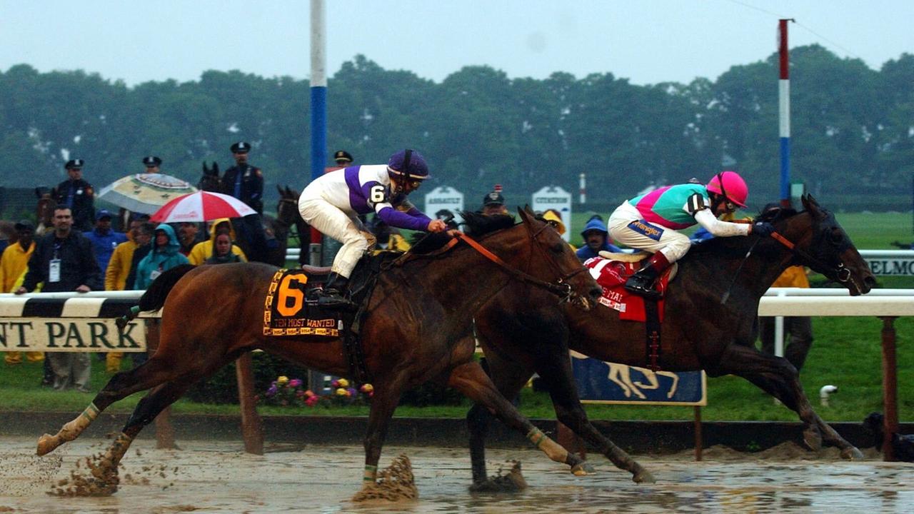 Zieleinlauf: Jockey Jerry D. Bailey mit seinem Pferd Empire Maker gewinnt auf schwerem Geläuf das Hauptrennen bei den Belmont Stakes Zieleinlauf: Jockey Jerry D. Bailey mit seinem Pferd Empire Maker gewinnt auf schwerem Geläuf das Hauptrennen bei den Belmont Stakes