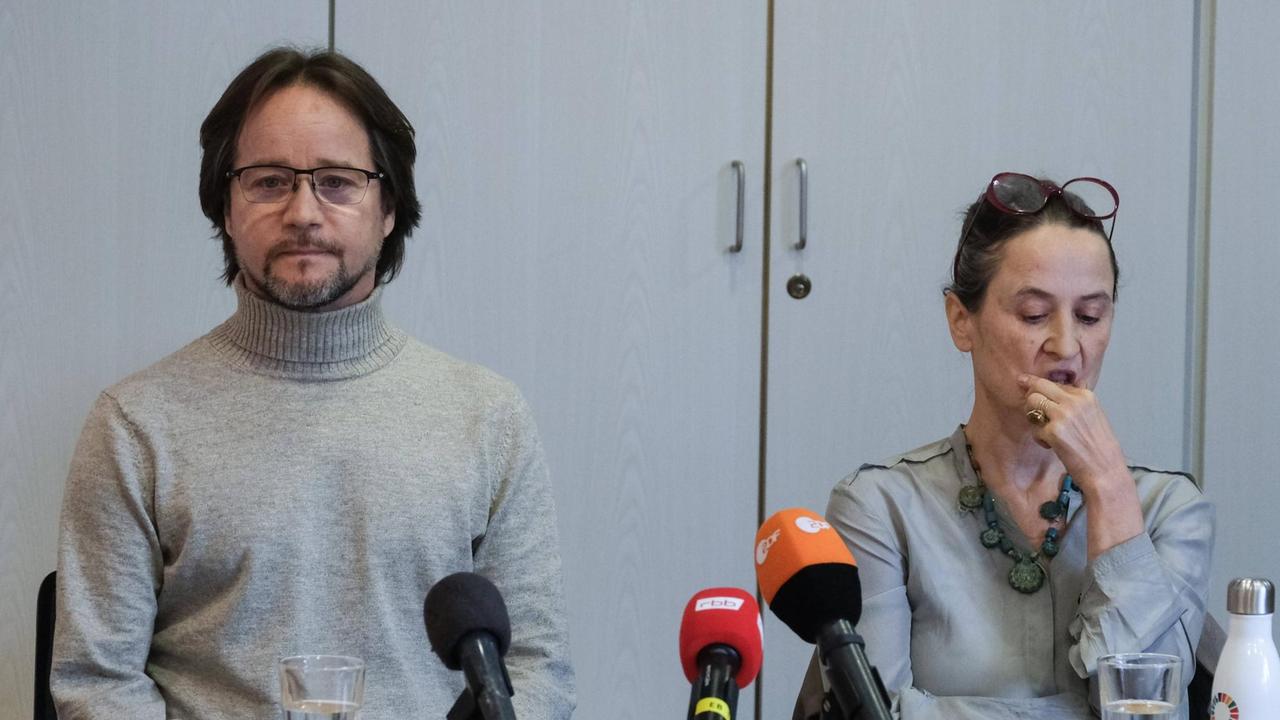 Der Staatsballett-Choreograph Johannes Öhman und die Tanzregisseurin Sasha Waltz (re) sitzen bei einer Pressekonferenz in Berlin an einem Tisch. Der Staatsballett-Choreograph Johannes Öhman und die Tanzregisseurin Sasha Waltz (re) sitzen bei einer Pressekonferenz in Berlin an einem Tisch.