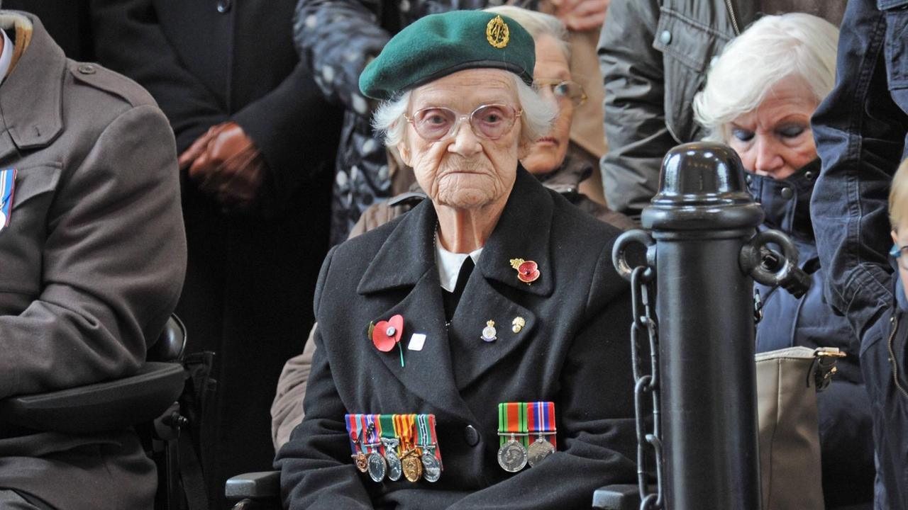 Eine Veteranin nimmt an Gedenkfeier zum 1.Weltkrieg am Menentor im belgischen Ypern teil