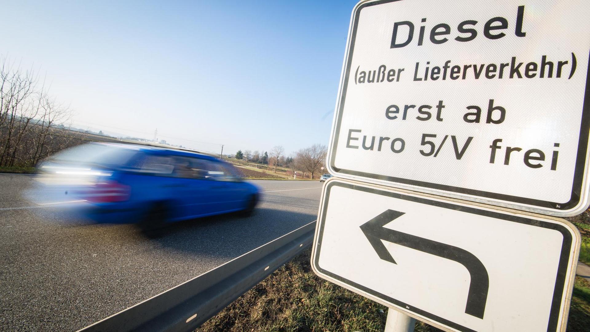 Stuttgart: Ein Schild an einer Straße weist auf Fahrverbote für ältere Dieselfahrzeuge hin. Stuttgart: Ein Schild an einer Straße weist auf Fahrverbote für ältere Dieselfahrzeuge hin.