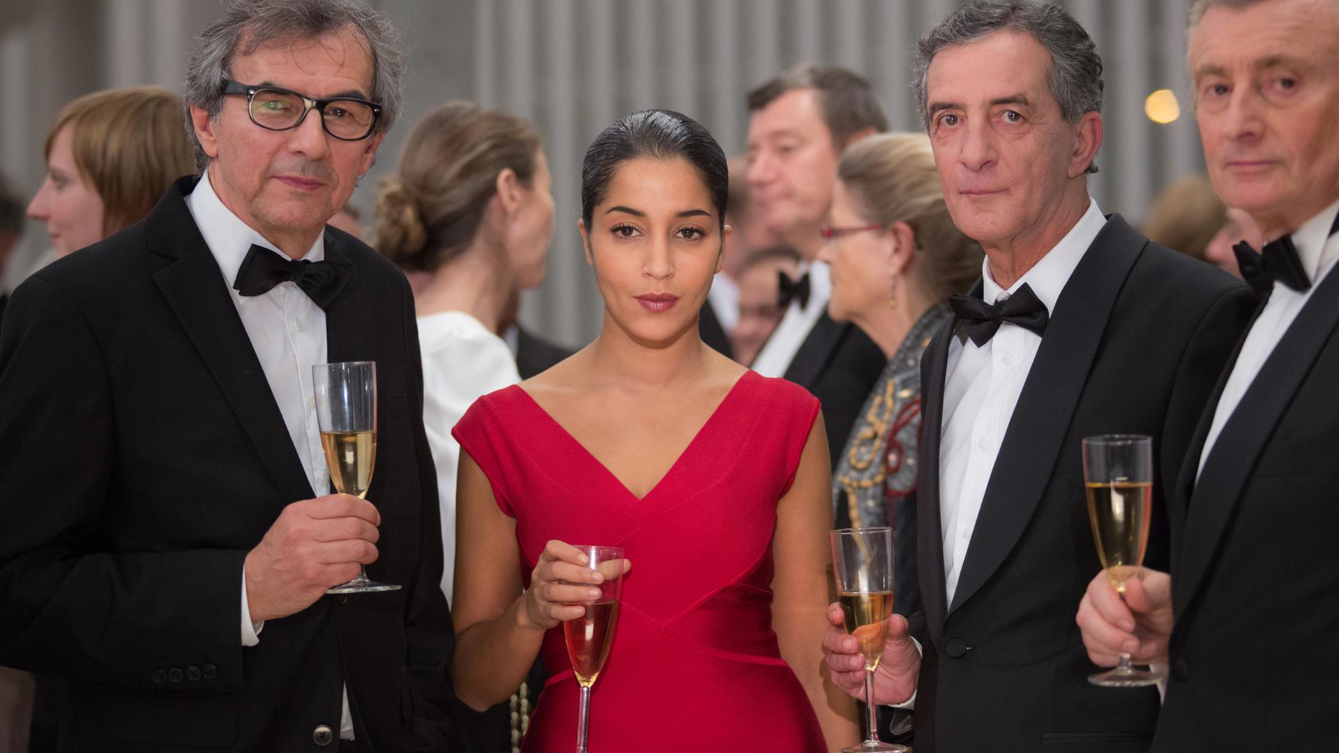 Leila Bekhti (Mitte) als die attraktive, geheimnisvolle Kellnerin Lou in einer undatierten Szene des Films "Bevor der Winter kommt". Leila Bekhti (Mitte) als die attraktive, geheimnisvolle Kellnerin Lou in einer undatierten Szene des Films "Bevor der Winter kommt".