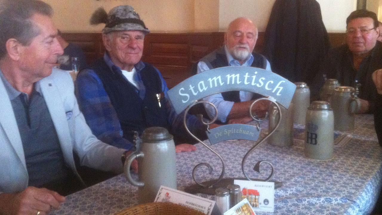 Stammtisch "De Spitzbuam" im Hofbräuhaus in München. Jeden Mittwochmittag trifft sich der Stammtisch in der Schwemme des Hofbräuhauses. Natürlich wollen hier alle Männer nur Bier trinken, das nach dem Reinheitsgebot gebraut ist. Stammtisch "De Spitzbuam" im Hofbräuhaus in München. Jeden Mittwochmittag trifft sich der Stammtisch in der Schwemme des Hofbräuhauses. Natürlich wollen hier alle Männer nur Bier trinken, das nach dem Reinheitsgebot gebraut ist.