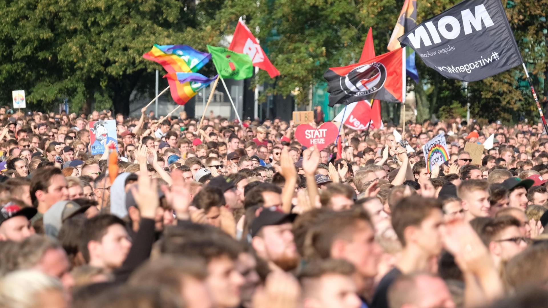03.09.2018, Sachsen, Chemnitz: Zuschauer stehen während des Konzerts unter dem Motto «#wirsindmehr» auf dem Parkplatz vor der Johanniskirche. 03.09.2018, Sachsen, Chemnitz: Zuschauer stehen während des Konzerts unter dem Motto «#wirsindmehr» auf dem Parkplatz vor der Johanniskirche.