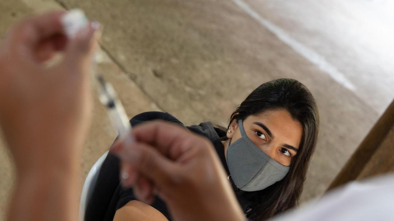 Eine medizinische Helferin bereitet auf der Insel Ilha de Paqueta die Impfung einer jungen Frau (r) gegen Covid-19 vor. In einem Modellprojekt sind Bewohner der Ilha de Paqueta in Brasilien gegen das Coronavirus geimpft worden. Ziel der Aktion am Sonntag war es, alle 3530 Erwachsenen der Insel in der Guanabara-Bucht bei Rio de Janeiro innerhalb eines Tages zu impfen, wie die brasilianische Nachrichtenplattform G1 berichtete. Eine medizinische Helferin bereitet auf der Insel Ilha de Paqueta die Impfung einer jungen Frau (r) gegen Covid-19 vor. In einem Modellprojekt sind Bewohner der Ilha de Paqueta in Brasilien gegen das Coronavirus geimpft worden. Ziel der Aktion am Sonntag war es, alle 3530 Erwachsenen der Insel in der Guanabara-Bucht bei Rio de Janeiro innerhalb eines Tages zu impfen, wie die brasilianische Nachrichtenplattform G1 berichtete.