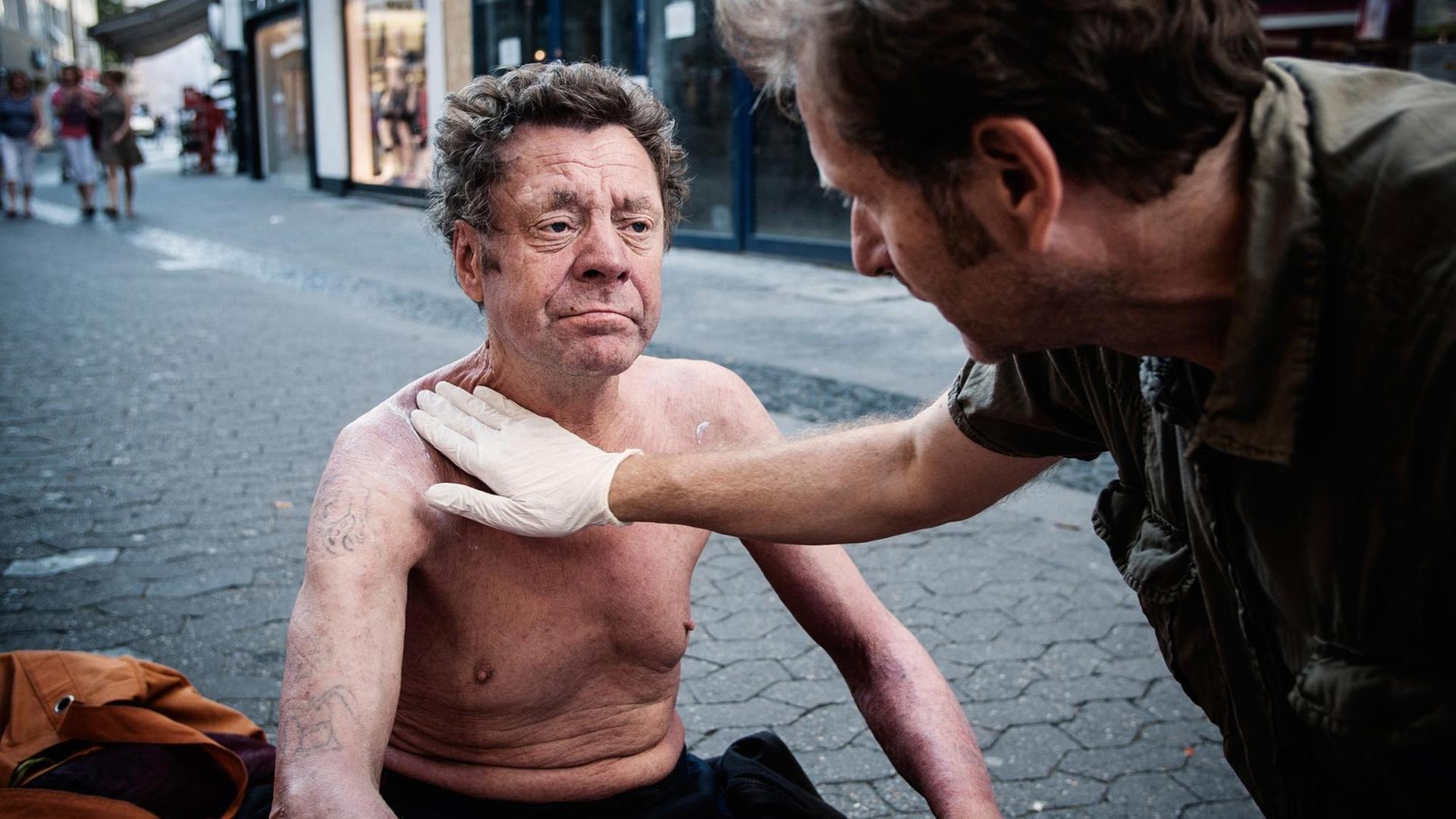 Arzt der Armen. Prof. Dr. Gerhard Trabert versorgt arme und obdachlose Menschen in Mainz und Umgebung. Arzt der Armen. Prof. Dr. Gerhard Trabert versorgt arme und obdachlose Menschen in Mainz und Umgebung.
