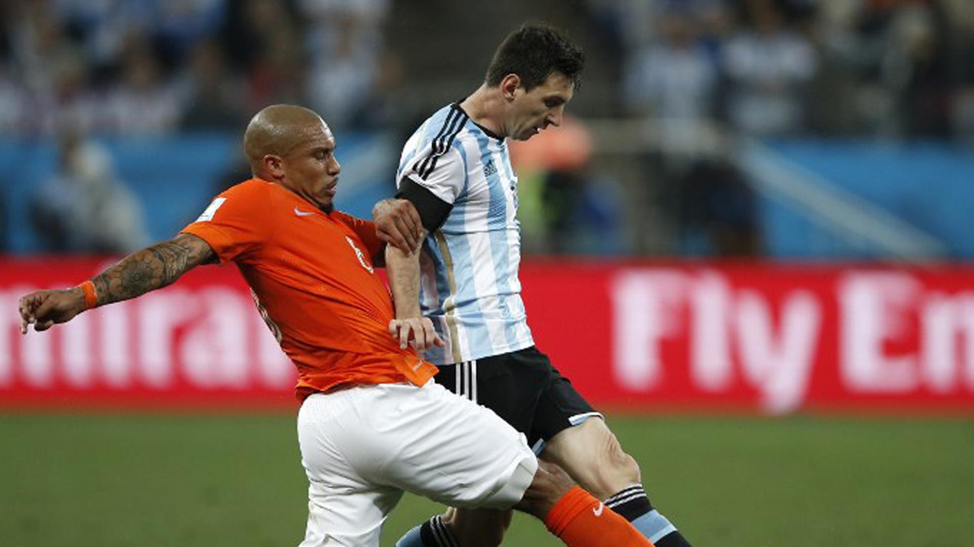 Nigel de Jong und Lionel Messi Nigel de Jong und Lionel Messi