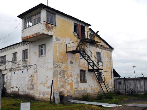 Das Verwaltungsgebäude des ehemaligen Straflagers Perm 36, das bis 1989 von der Sowjetunion als Gefängnis für Dissidenten und andere Häftlinge benutzt wurde, aufgenommen am 24.07.2009. Heute befindet sich darin eine psychiatrische Anstalt. Andere Teile des GULAG werden als Museum genutzt.