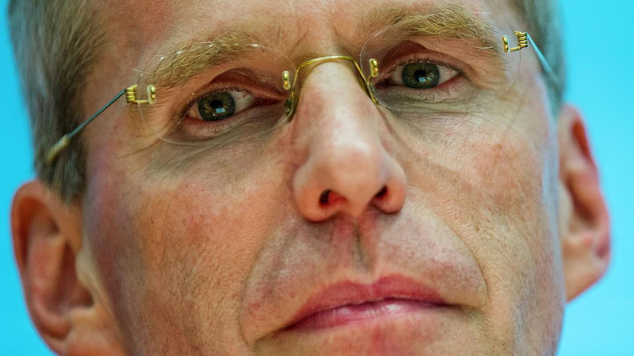Binninger mit ernstem Blick vor einem blau leuchtenden Hintergrund Binninger mit ernstem Blick vor einem blau leuchtenden Hintergrund