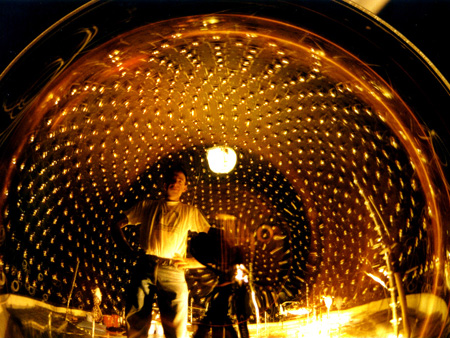 Das MiniBooNE-Experiment widerlegte Messergebnisse über die Wandlungsfähigkeit von Neutrinos. Das MiniBooNE-Experiment widerlegte Messergebnisse über die Wandlungsfähigkeit von Neutrinos.