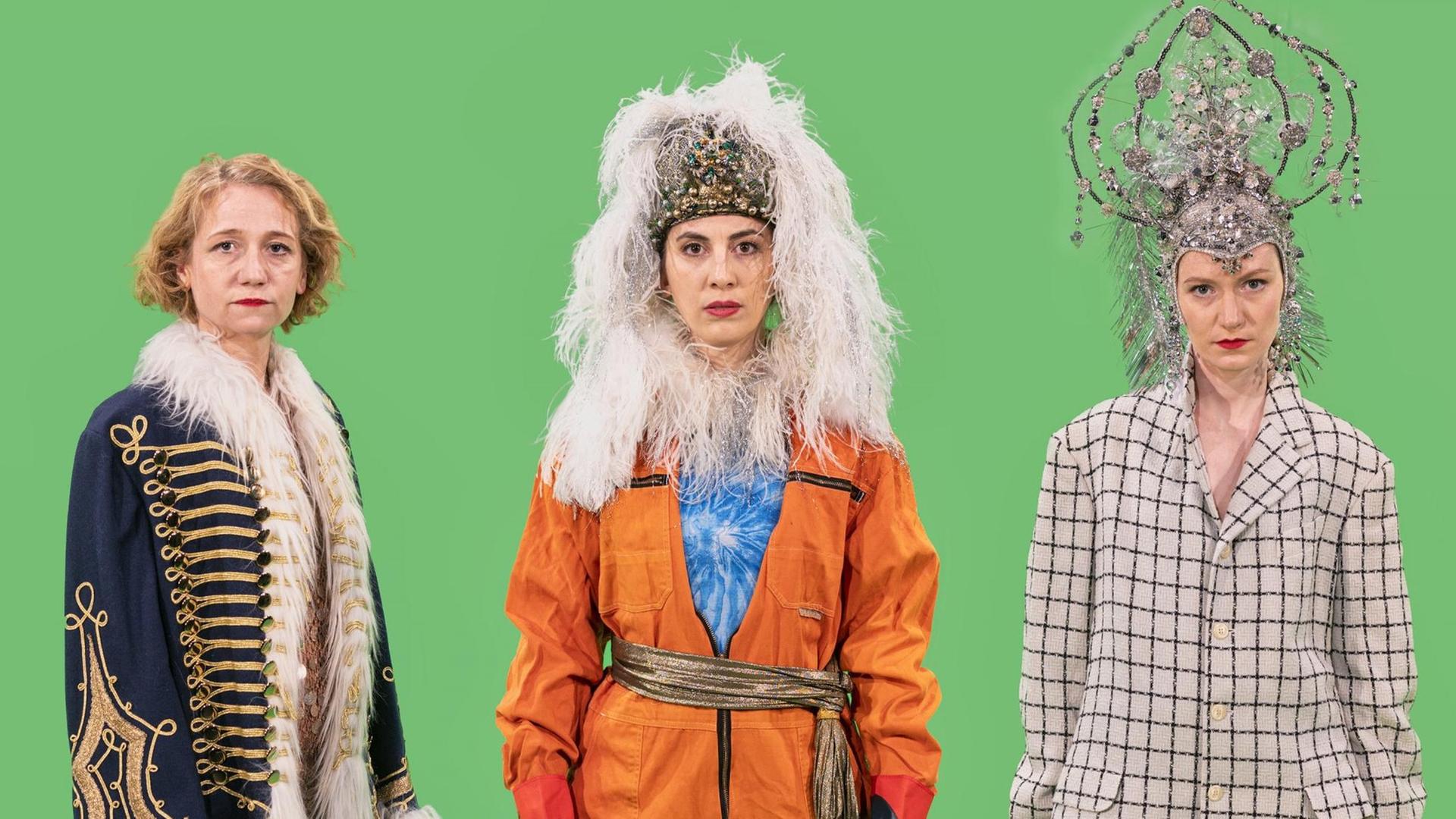 Die Schauspielerinnen Natalie Hünig, Elif Esmen und Christina Jung (v.l.) bei einem Shooting zu "Medeamaterial" nach Heiner Müller. Sie blicken in ihren Kostümen in Richtung der Kamera. Die Schauspielerinnen Natalie Hünig, Elif Esmen und Christina Jung (v.l.) bei einem Shooting zu "Medeamaterial" nach Heiner Müller. Sie blicken in ihren Kostümen in Richtung der Kamera.