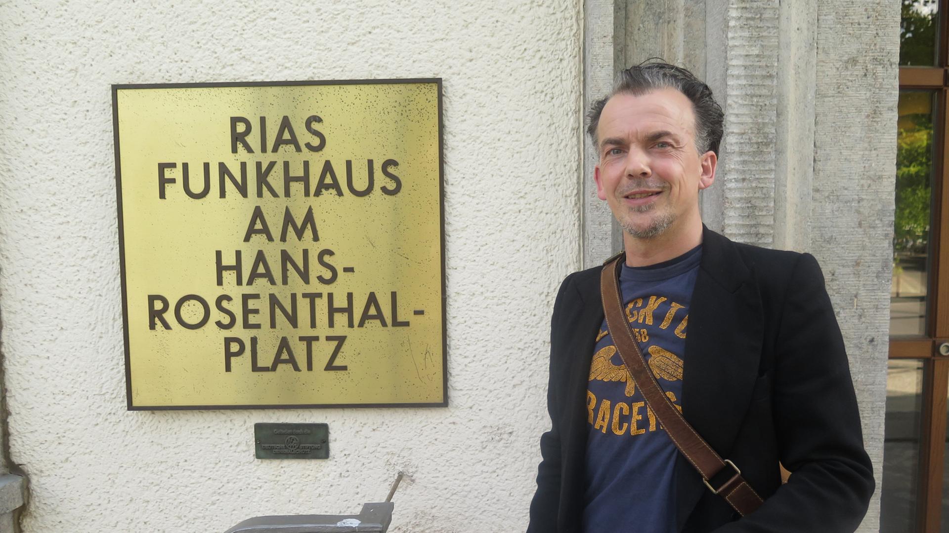 Autor Stephan Porombka vor dem Funkhaus in Berlin. Autor Stephan Porombka vor dem Funkhaus in Berlin.