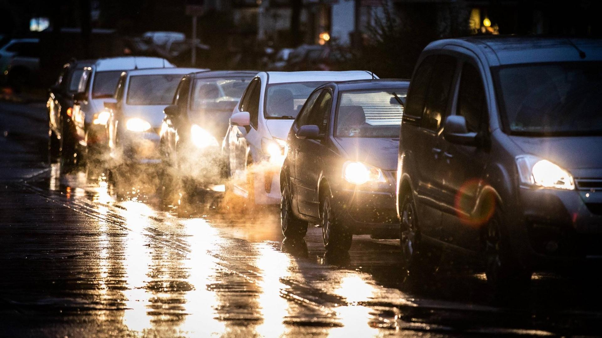 Autos am frühen Morgen an einer Kreuzung, aufgenommen in Berlin 09.01.2019 Autos am frühen Morgen an einer Kreuzung, aufgenommen in Berlin 09.01.2019