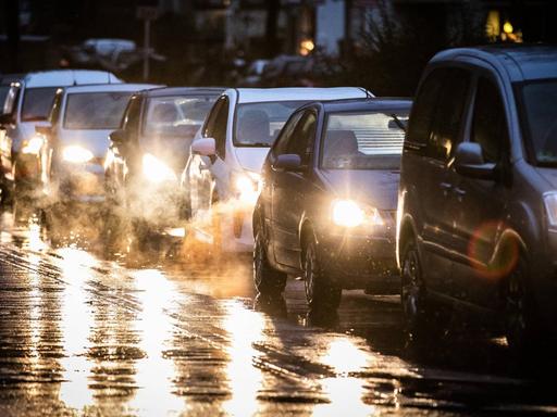 Autos am frühen Morgen an einer Kreuzung, aufgenommen in Berlin 09.01.2019