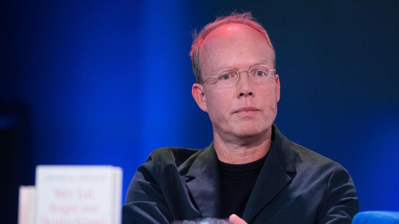 Hanno Rauterberg, Autor und Journalist während der TV-Sendung "Die blaue Stunde" auf der Frankfurter Buchmesse 2018. Hanno Rauterberg, Autor und Journalist während der TV-Sendung "Die blaue Stunde" auf der Frankfurter Buchmesse 2018.