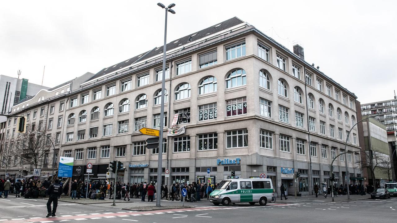 Demosntranten und Polizei stehen am Jugendzentrum Potse Potsdamer Straße. Demosntranten und Polizei stehen am Jugendzentrum Potse Potsdamer Straße.