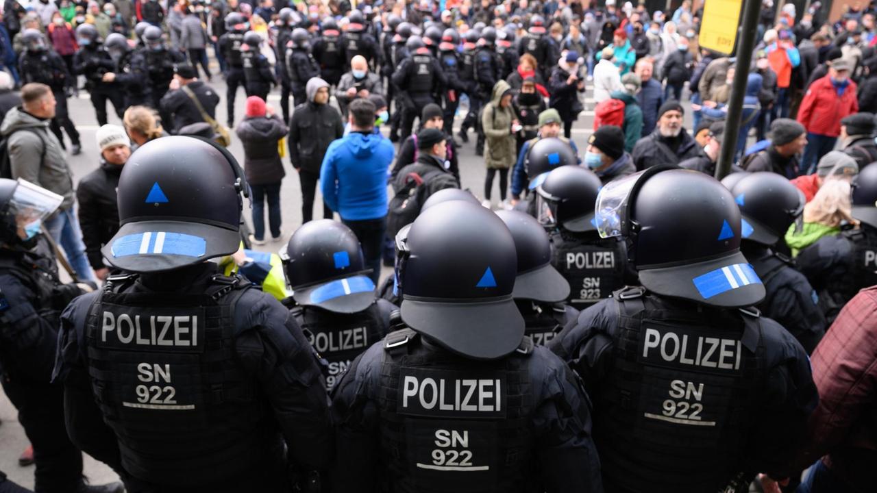 Demonstranten und Polizisten stehen während einer Kundgebung am Congresszentrum. Demonstranten und Polizisten stehen während einer Kundgebung am Congresszentrum.