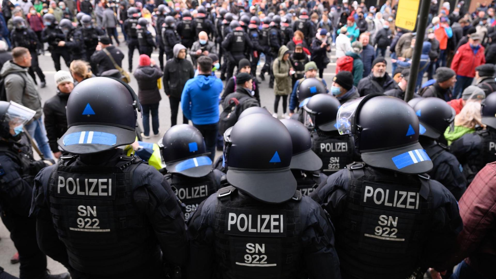 Demonstranten und Polizisten stehen während einer Kundgebung am Congresszentrum. Demonstranten und Polizisten stehen während einer Kundgebung am Congresszentrum.