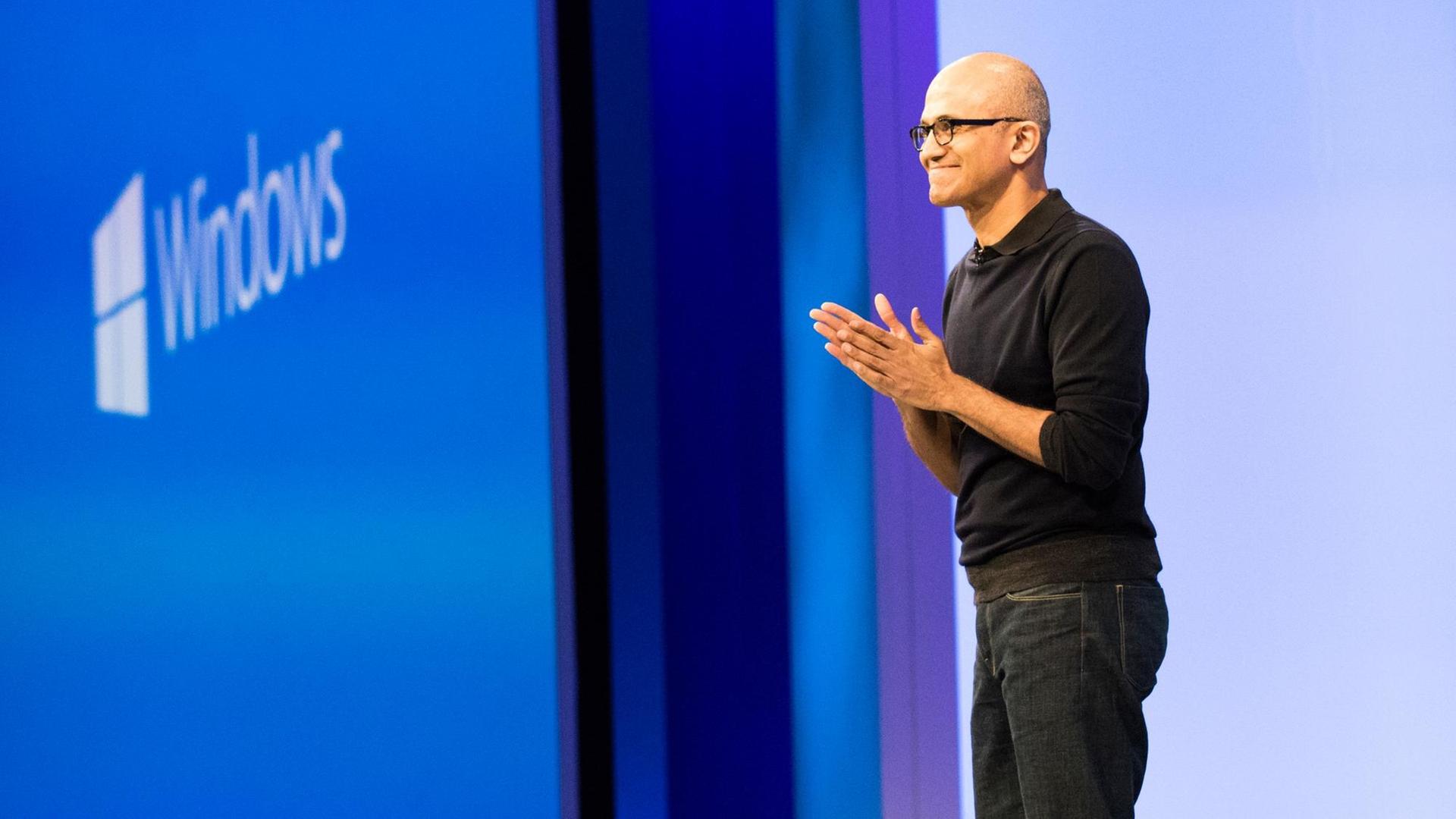 Microsoft-Chef Nadella steht auf einer Bühne und stellt die Pläne seines Unternehmens vor Microsoft-Chef Nadella steht auf einer Bühne und stellt die Pläne seines Unternehmens vor
