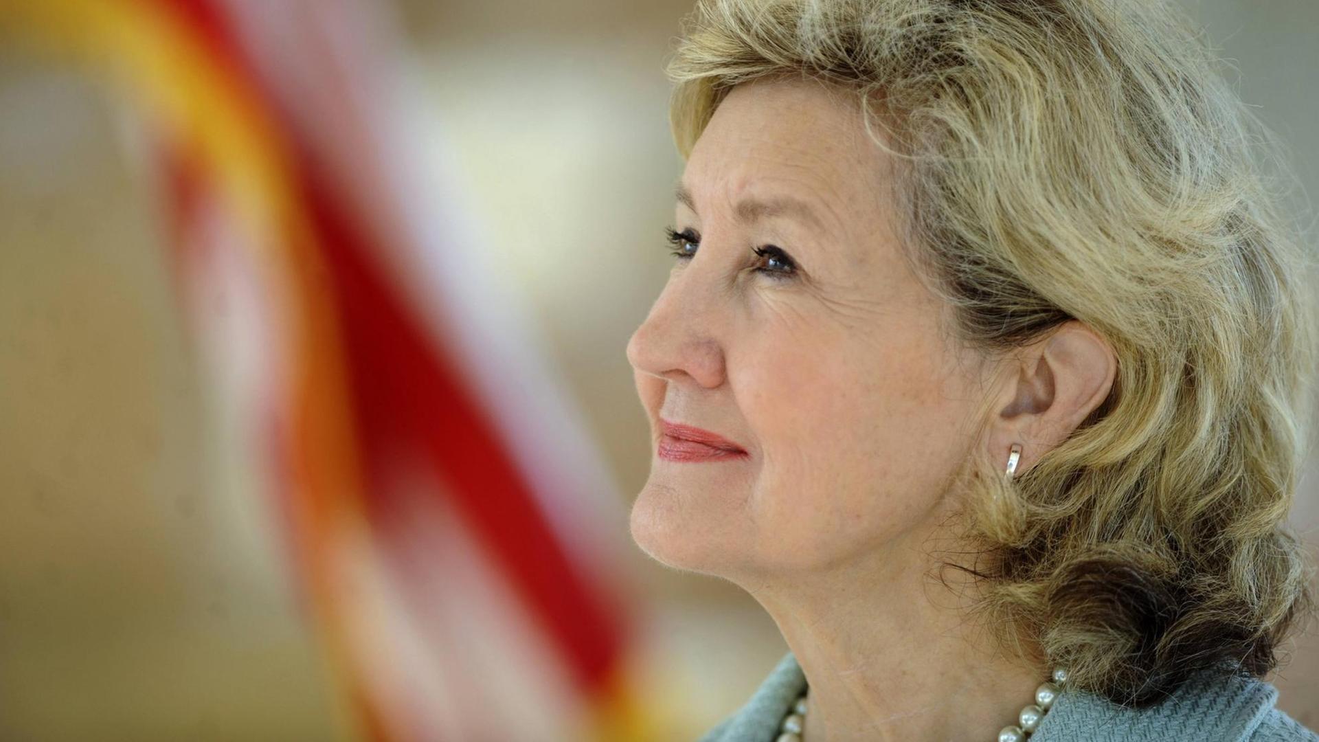Die republikanische Politikerin Kay Hutchison ist Botschafterin der Vereinigten Staaten bei der NATO. Die republikanische Politikerin Kay Hutchison ist Botschafterin der Vereinigten Staaten bei der NATO.