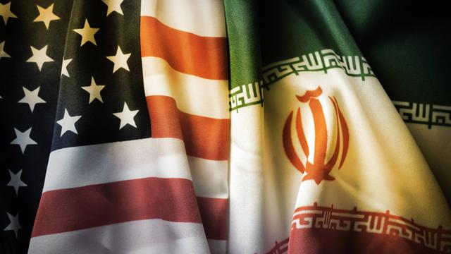 Die US-amerikanische und die iranische Flagge hängen nebeneinander. 