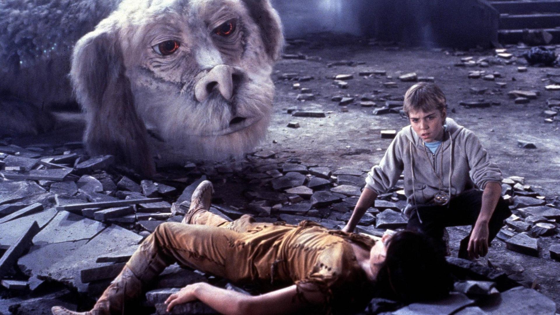Filmszene aus dem "Die Unendliche Geschichte". Darauf zu sehen sind der Glücksdrache Fuchur, die Protagonisten Atreu und Bastian. Filmszene aus dem "Die Unendliche Geschichte". Darauf zu sehen sind der Glücksdrache Fuchur, die Protagonisten Atreu und Bastian.