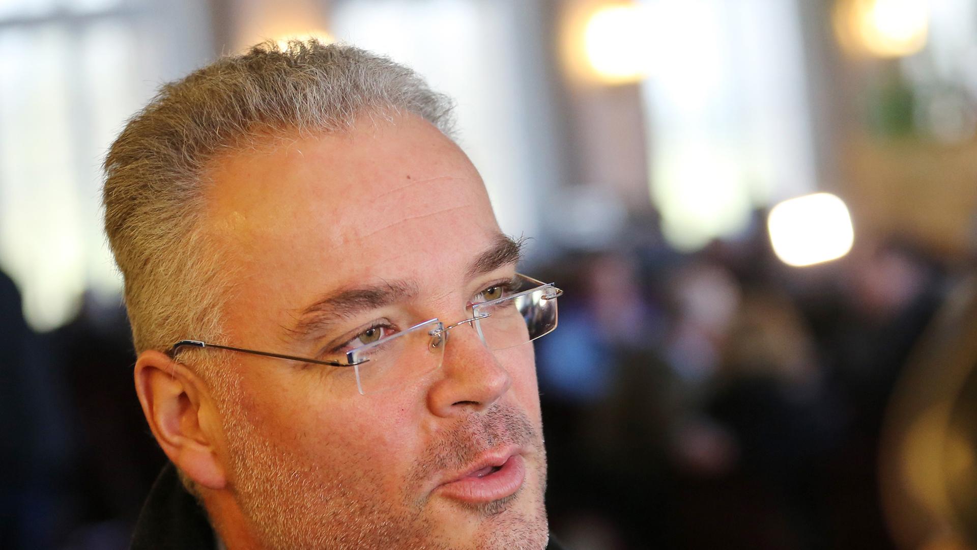 Der zurückgetretene Ortsbürgermeister von Tröglitz, Markus Nierth, spricht vor einer Bürgerversammlung am 31.03.2015 mit Journalisten in einem Veranstaltungszentrum in Alttröglitz (Sachsen-Anhalt) Der zurückgetretene Ortsbürgermeister von Tröglitz, Markus Nierth, spricht vor einer Bürgerversammlung am 31.03.2015 mit Journalisten in einem Veranstaltungszentrum in Alttröglitz (Sachsen-Anhalt)