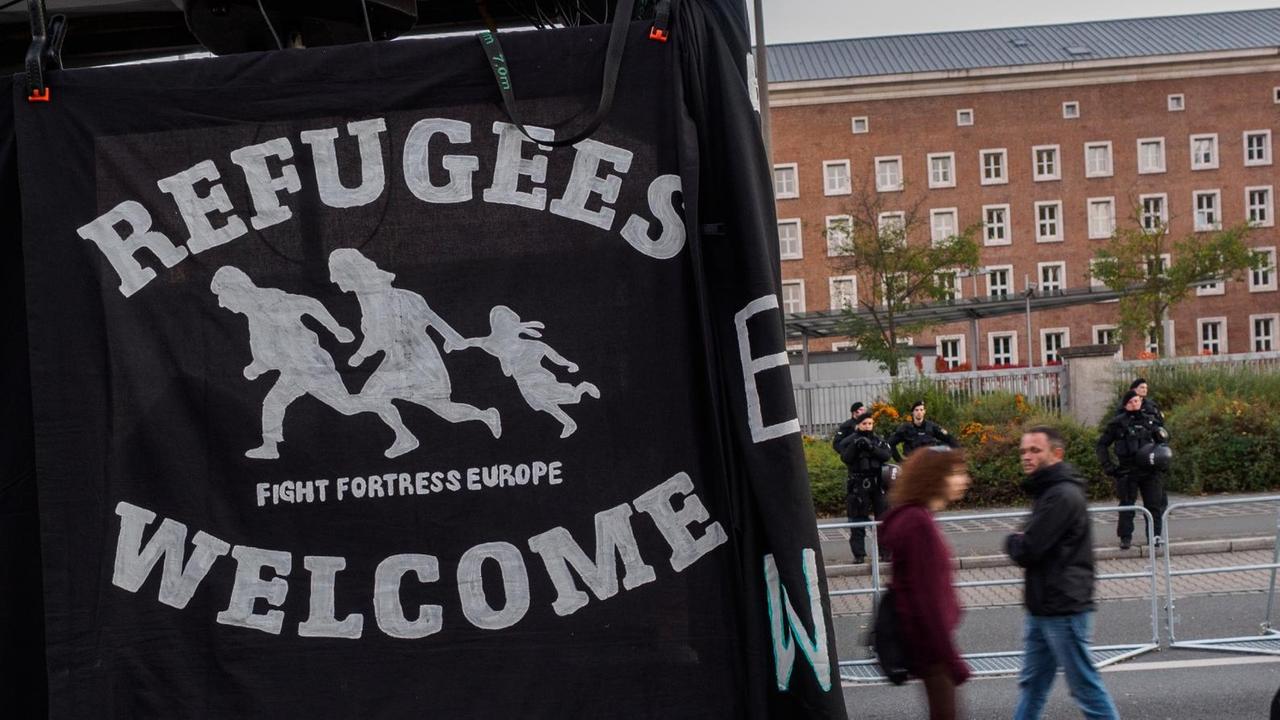 Vor dem Gebäude des Bundesamtes für Migration und Flüchtlinge (BAMF) in Nürnberg (Bayern) steht am 29.10.2016 ein Wagen mit der Aufschrift "Refugees Welcome" (Flüchtlinge Willkommen).