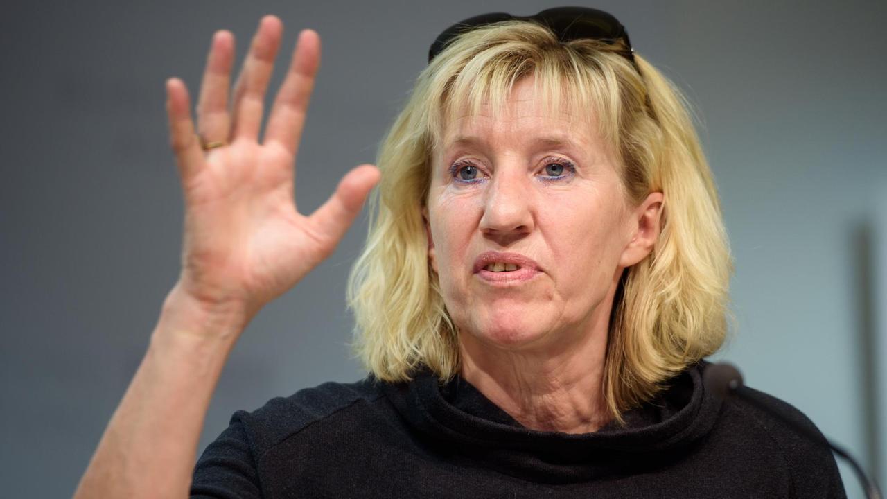 Ines Geipel, Vorsitzende des Vereins Dopingopferhilfe, spricht während einer Pressekonferenz zu Missbrauch und Doping in der ehemaligen DDR. Ines Geipel, Vorsitzende des Vereins Dopingopferhilfe, spricht während einer Pressekonferenz zu Missbrauch und Doping in der ehemaligen DDR.