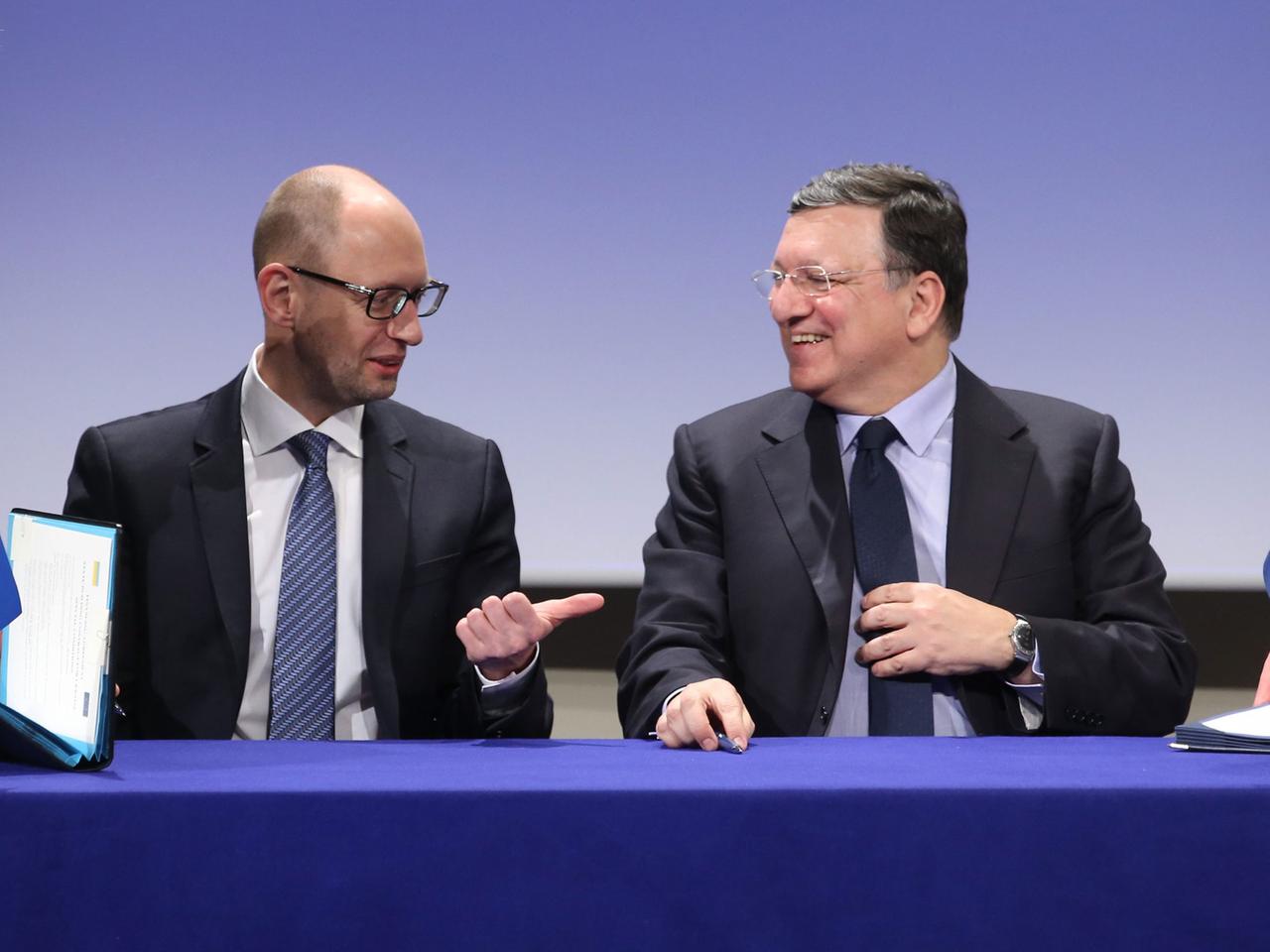 Ukraines Übergangsregierungschef Jazenjuk und EU-Kommissionspräsident Barroso unterzeichnen in Brüssel Finanzhilfe für die ehemalige Sowjetrepublik. Ukraines Übergangsregierungschef Jazenjuk und EU-Kommissionspräsident Barroso unterzeichnen in Brüssel Finanzhilfe für die ehemalige Sowjetrepublik.