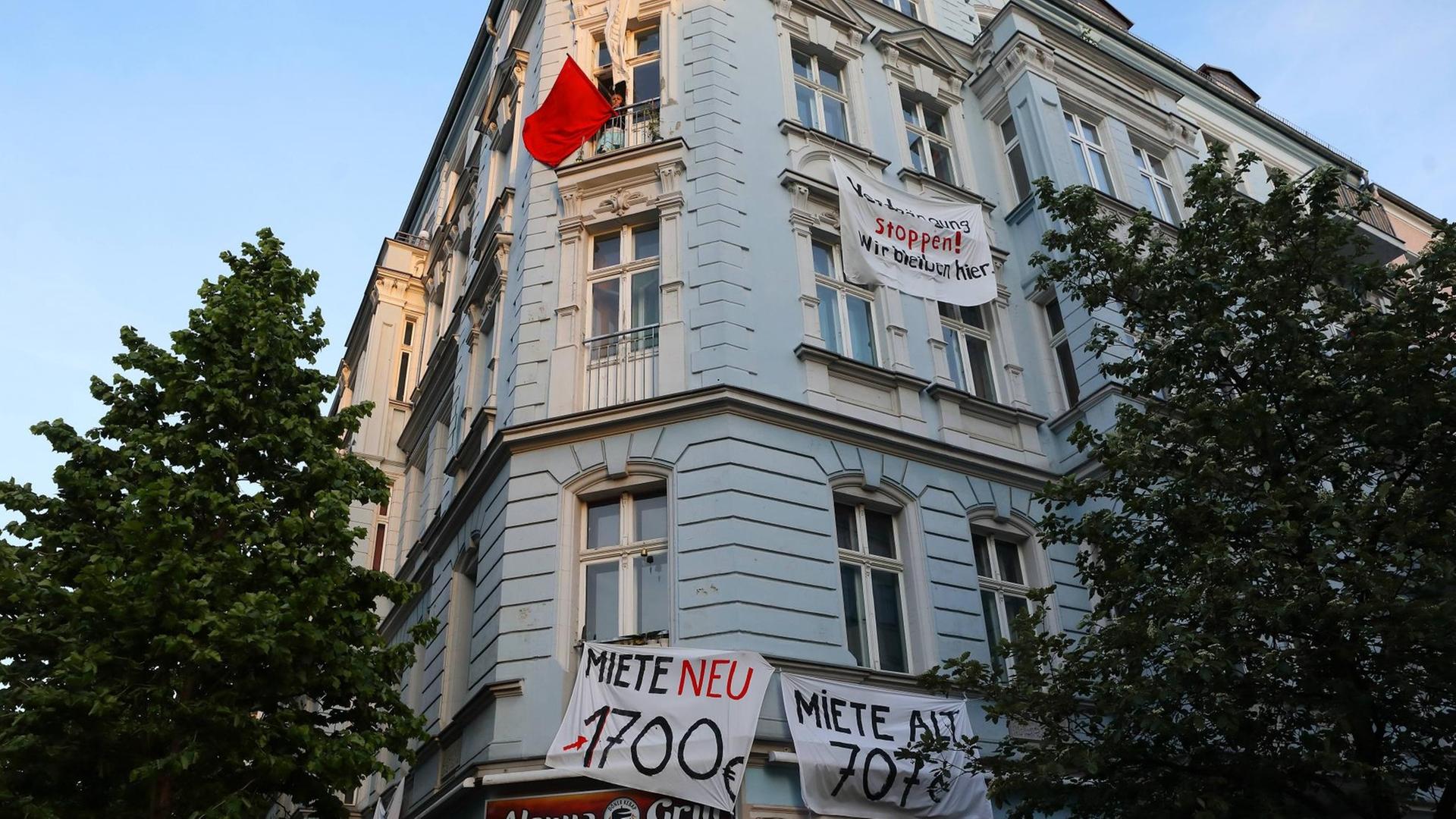Protestbanner gegen Mietenerhöhung an einem Haus in Berlin-Friedrichshain. Protestbanner gegen Mietenerhöhung an einem Haus in Berlin-Friedrichshain.