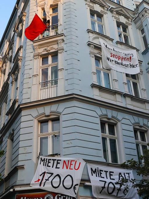 Protestbanner gegen Mietenerhöhung an einem Haus in Berlin-Friedrichshain.