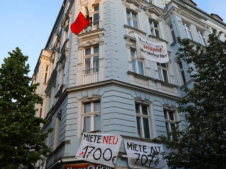 Protestbanner gegen Mietenerhöhung an einem Haus in Berlin-Friedrichshain.