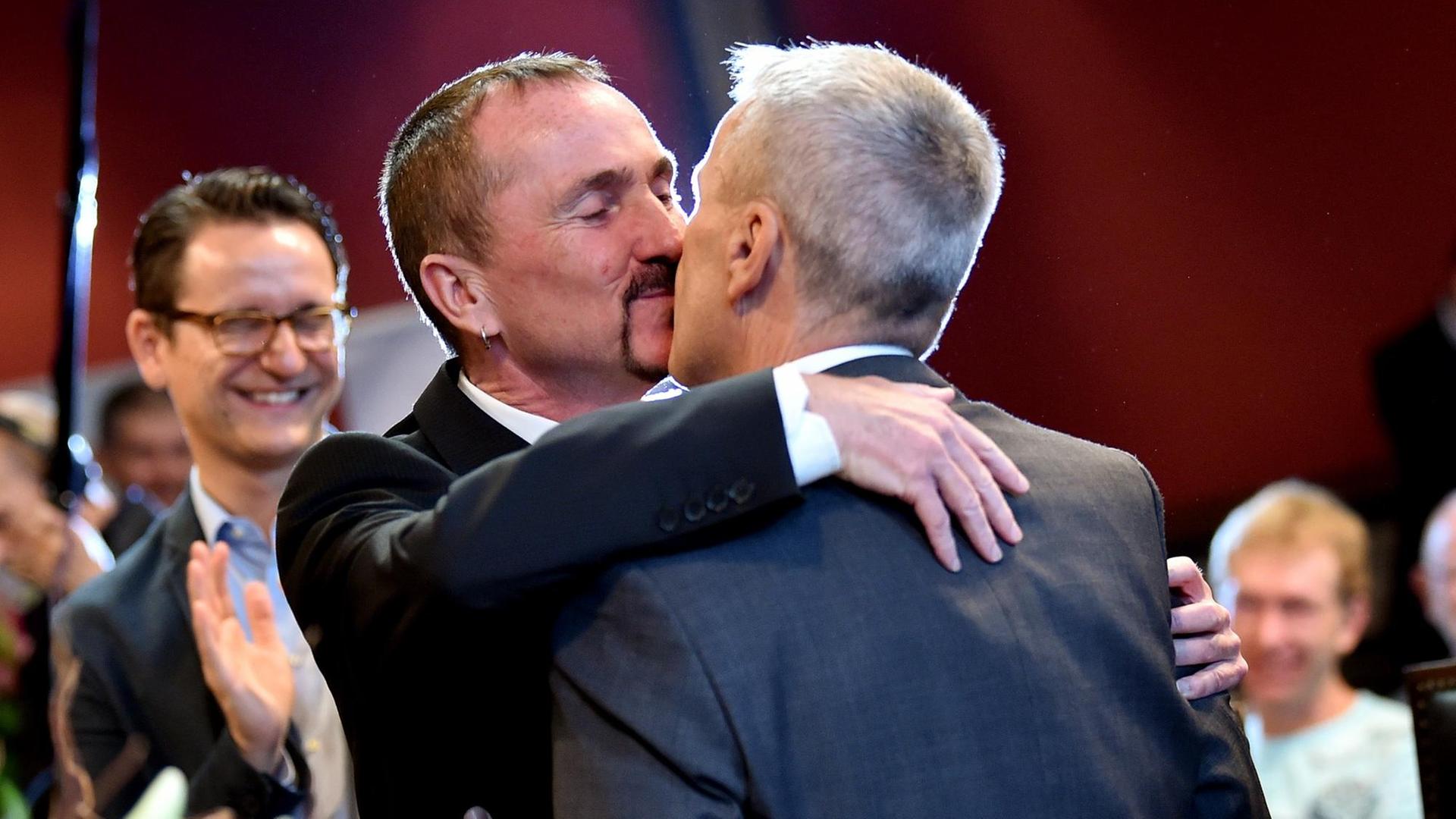 Karl Kreile (l) und Bodo Mende sind das erste gleichgeschlechtliche Ehepaar Deutschlands, getraut im Rathaus Schöneberg. Karl Kreile (l) und Bodo Mende sind das erste gleichgeschlechtliche Ehepaar Deutschlands, getraut im Rathaus Schöneberg.