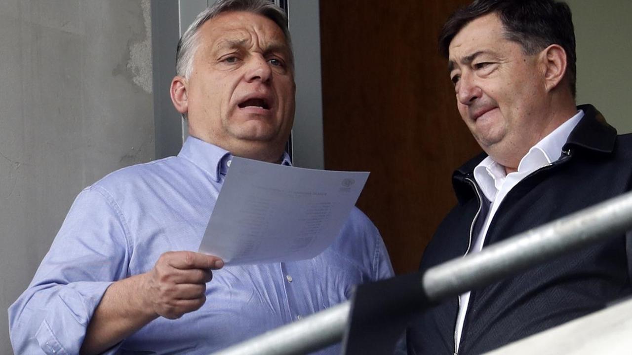 Ungars Ministerpräsident Viktor Orbán (links) mit dem ungarischen Milliardär Lorinc Meszaros, dem unter anderem das Verlagshaus "Mediaworks" gehört