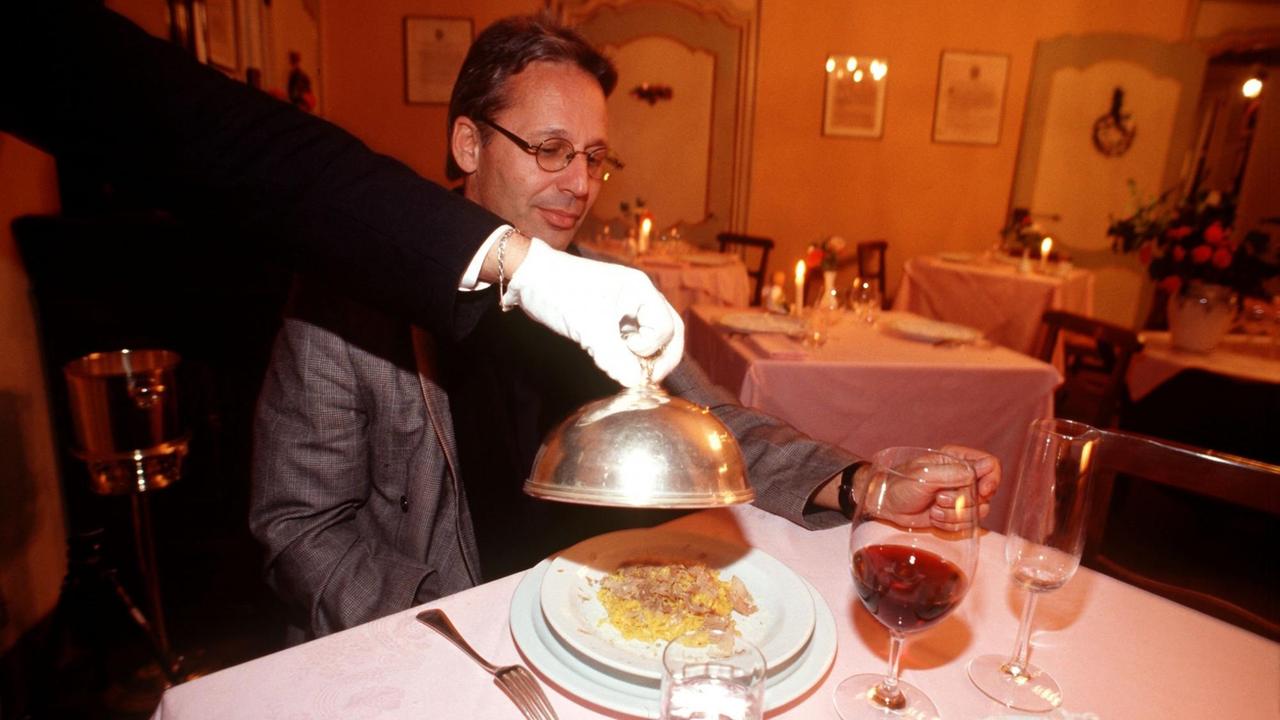 Im renommierten italienischen Restaurant "La Contea" serviert Kellner Andrea das Essen. In dem stilvollen Ambiente werden allerlei Köstlichkeiten serviert Im renommierten italienischen Restaurant "La Contea" serviert Kellner Andrea das Essen. In dem stilvollen Ambiente werden allerlei Köstlichkeiten serviert