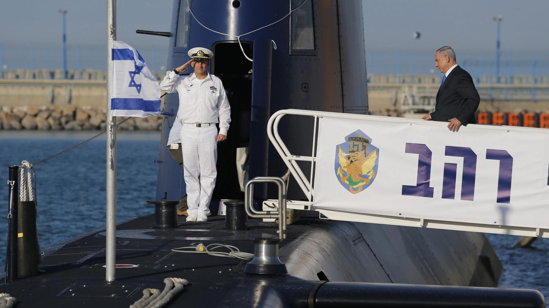 Israels Regierungschef Netanjahu betritt das U-Boot "Rahav" über eine Brücke.