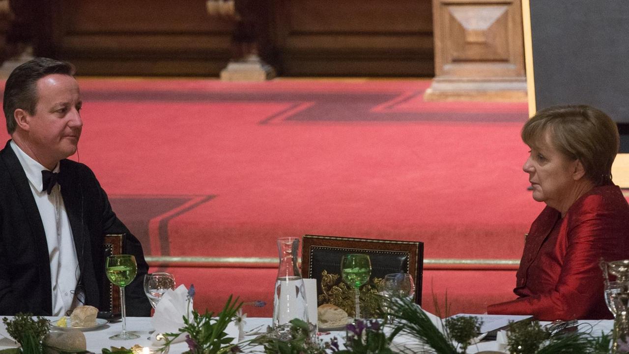 Der britische Premierminister David Cameron und Bundeskanzlerin Merkel im Rathaus in Hamburg beim alljährlichen Matthiae-Mahl. Der britische Premierminister David Cameron und Bundeskanzlerin Merkel im Rathaus in Hamburg beim alljährlichen Matthiae-Mahl.