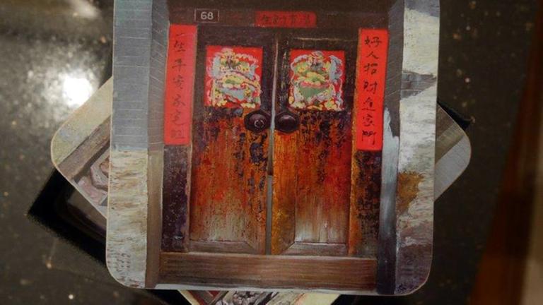 Glasuntersetzer mit Abbildungen von Türen aus traditionellen Hutongs, ein Souvenir aus dem Museumsshop des Stadtmuseums von Peking Glasuntersetzer mit Abbildungen von Türen aus traditionellen Hutongs, ein Souvenir aus dem Museumsshop des Stadtmuseums von Peking