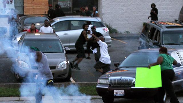Menschen im Streit in der amerikanischen Stadt Ferguson.