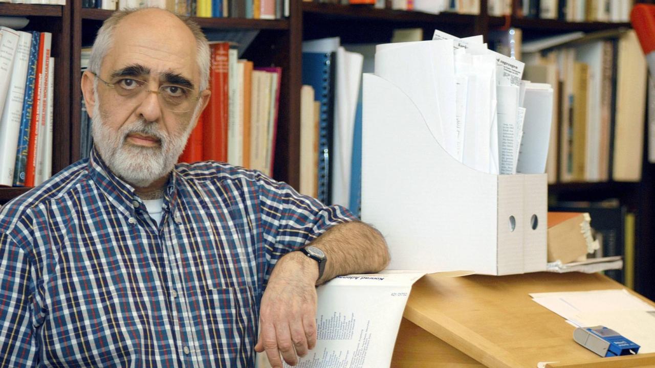 Historiker Michael S. Cullen steht vor einem Bücherregal mit zahlreichen Notizen. Historiker Michael S. Cullen steht vor einem Bücherregal mit zahlreichen Notizen.