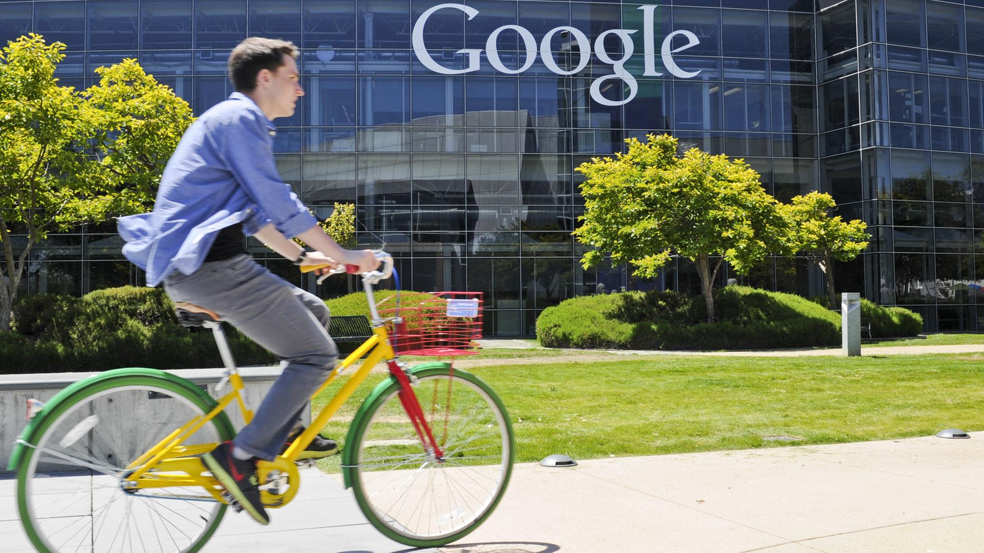 Ein Mann fährt auf einem bunten Fahrrad über den Google Campus im Silicon Valley.